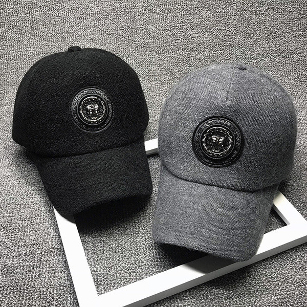 Sport-alkalmi női sapka emblémával és napellenzővel