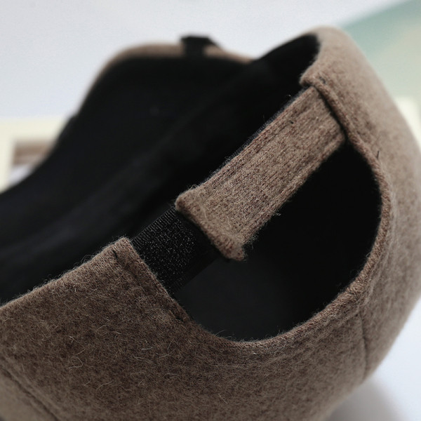 Sport-alkalmi női sapka emblémával és napellenzővel