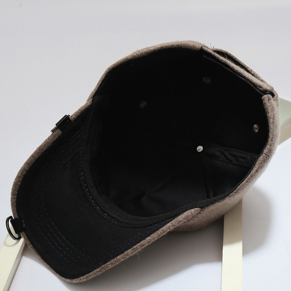 Sport-alkalmi női sapka emblémával és napellenzővel