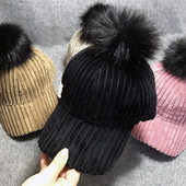 Női kordbársony sapka tollal és napellenzővel