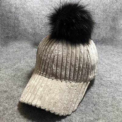 Női kordbársony sapka tollal és napellenzővel