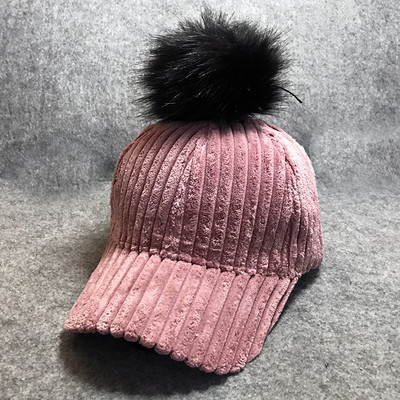 Női kordbársony sapka tollal és napellenzővel