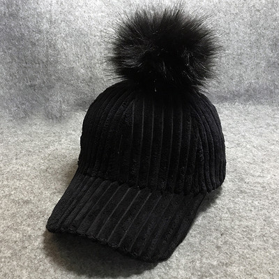 Női kordbársony sapka tollal és napellenzővel