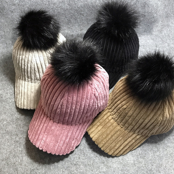 Női kordbársony sapka tollal és napellenzővel