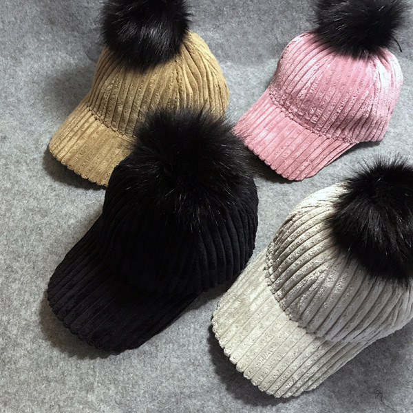 Női kordbársony sapka tollal és napellenzővel