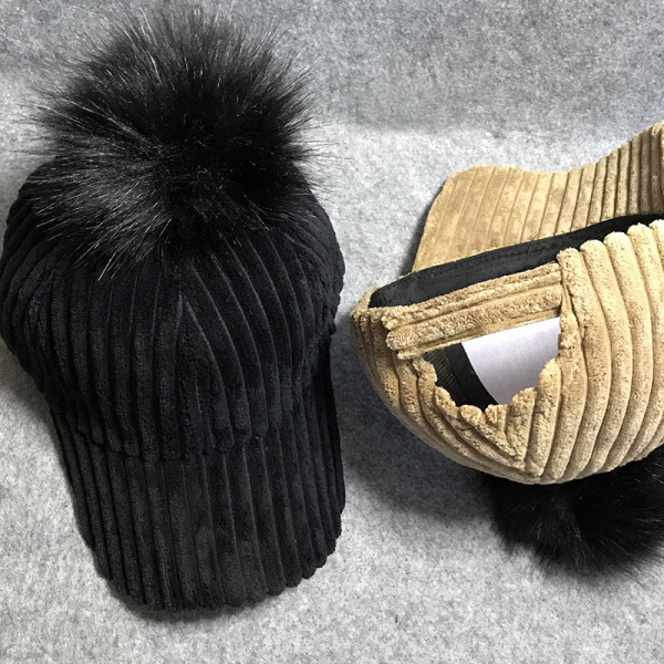 Női kordbársony sapka tollal és napellenzővel