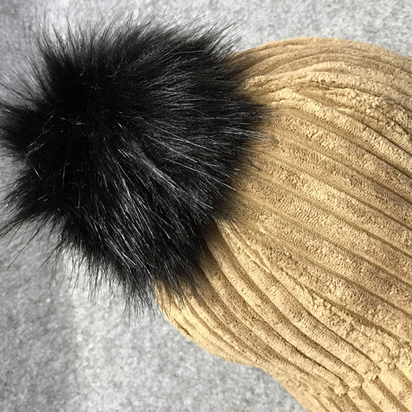 Női kordbársony sapka tollal és napellenzővel