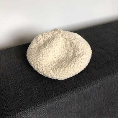 Bolyhos női beret típusú sapka