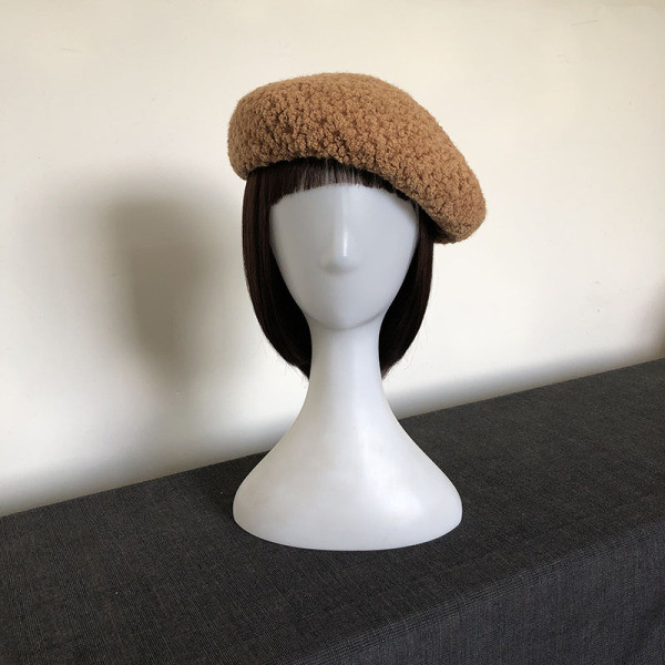 Bolyhos női beret típusú sapka