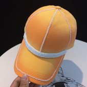 Női sapka napellenzővel és gyöngy díszítéssel