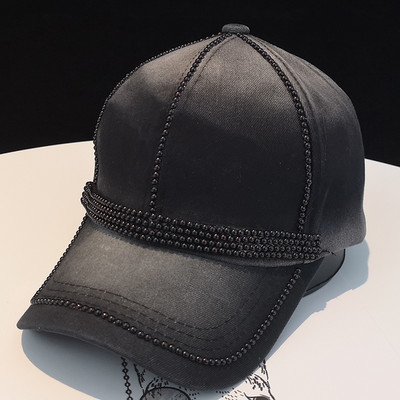 Női sapka napellenzővel és gyöngy díszítéssel