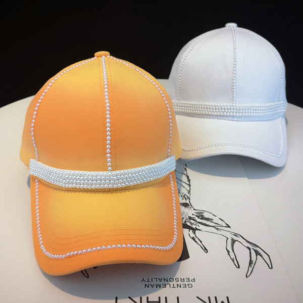 Női sapka napellenzővel és gyöngy díszítéssel