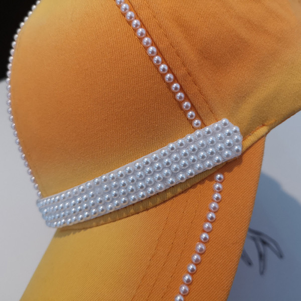 Női sapka napellenzővel és gyöngy díszítéssel