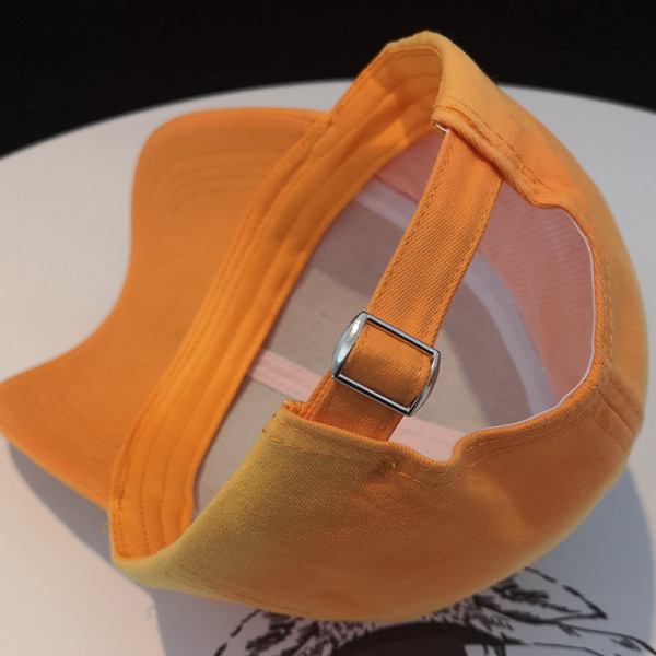 Női sapka napellenzővel és gyöngy díszítéssel