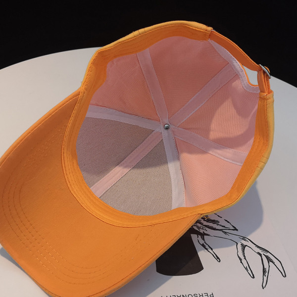 Női sapka napellenzővel és gyöngy díszítéssel