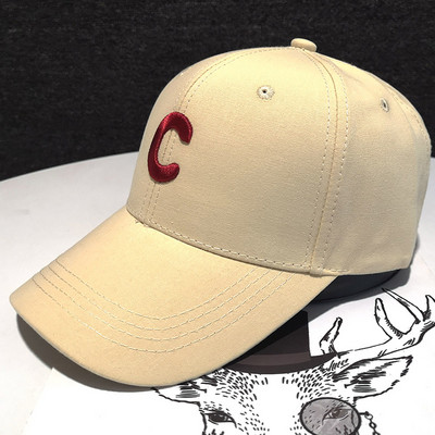 Textil sapka napellenzővel és hímzéssel