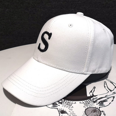 Textil sapka napellenzővel és hímzéssel