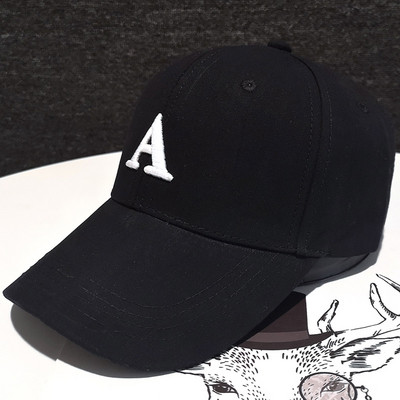 Textil sapka napellenzővel és hímzéssel