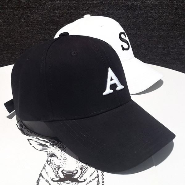 Textil sapka napellenzővel és hímzéssel