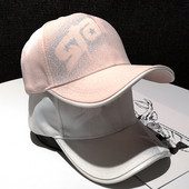 Sport-alkalmi női sapka napellenzővel és fényes motívummal