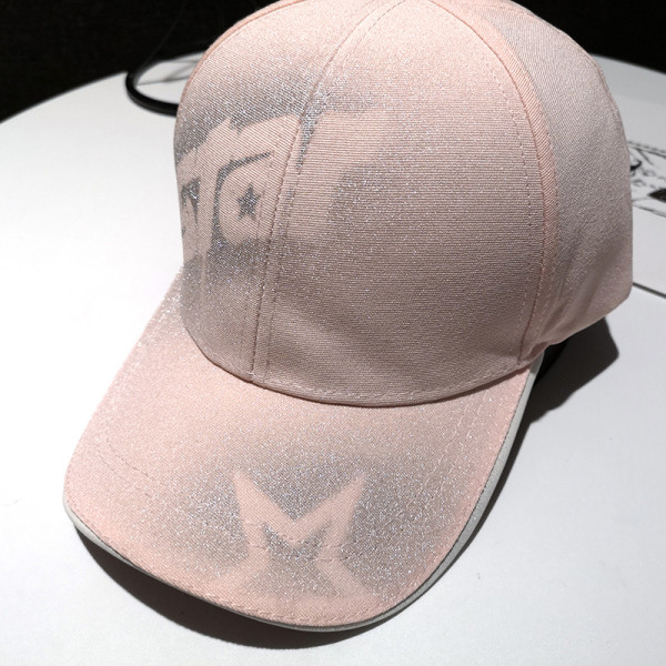 Sport-alkalmi női sapka napellenzővel és fényes motívummal