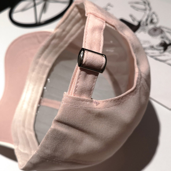 Sport-alkalmi női sapka napellenzővel és fényes motívummal