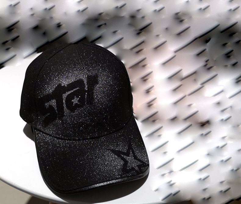 Sport-alkalmi női sapka napellenzővel és fényes motívummal