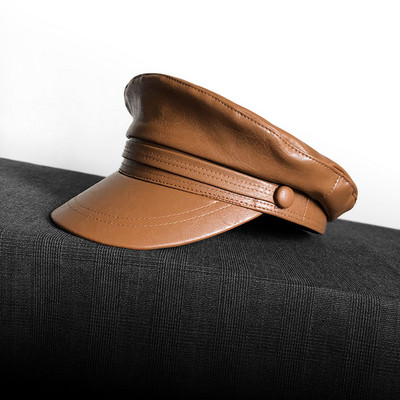 Modern női sapka eko bőrből, napellenzővel