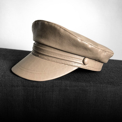 Modern női sapka eko bőrből, napellenzővel