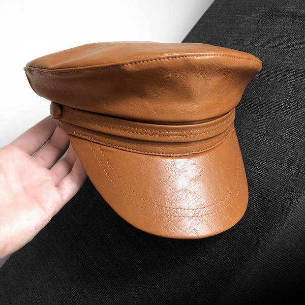 Modern női sapka eko bőrből, napellenzővel