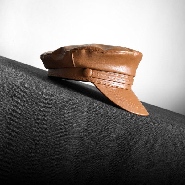 Modern női sapka eko bőrből, napellenzővel