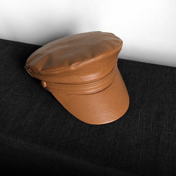 Modern női sapka eko bőrből, napellenzővel