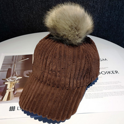 Μοντέρνο γυναικείο καπέλο με γούνα και γείσο