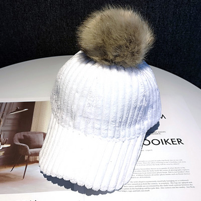 Μοντέρνο γυναικείο καπέλο με γούνα και γείσο