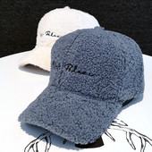 Téli női kalap hímzéssel