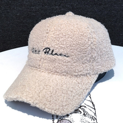 Téli női kalap hímzéssel