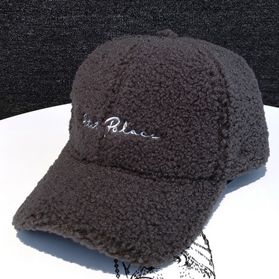 Téli női kalap hímzéssel