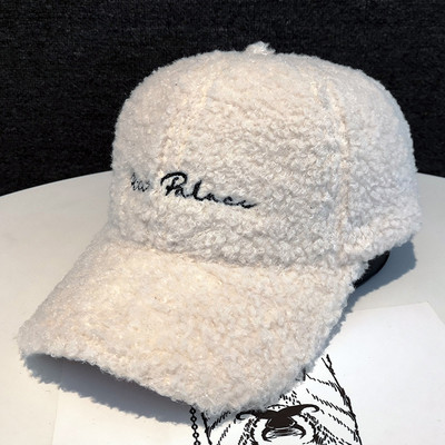 Téli női kalap hímzéssel