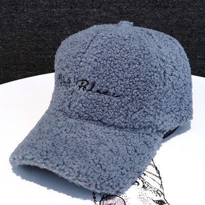 Téli női kalap hímzéssel