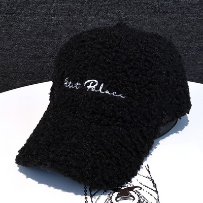 Téli női kalap hímzéssel