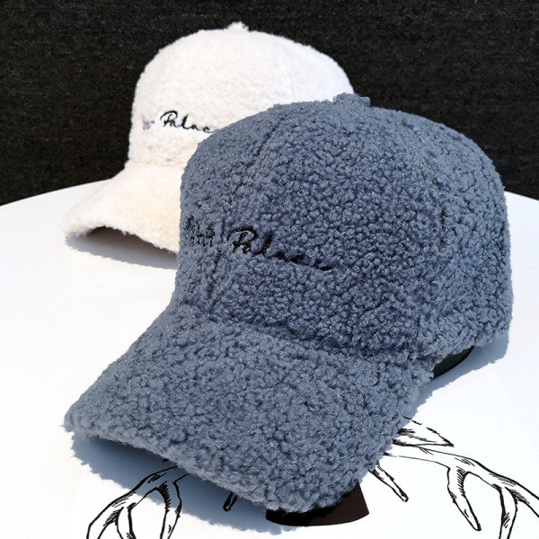 Téli női kalap hímzéssel