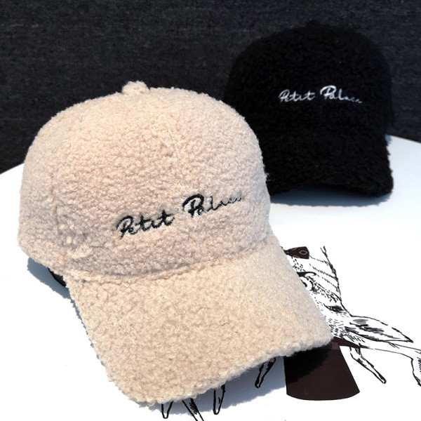 Téli női kalap hímzéssel