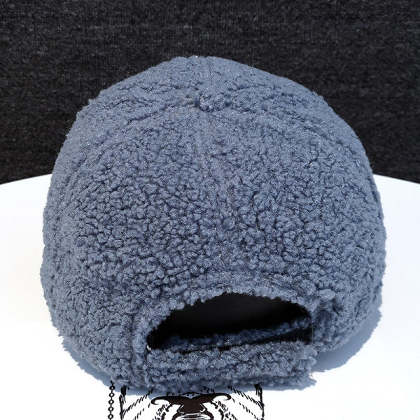 Téli női kalap hímzéssel