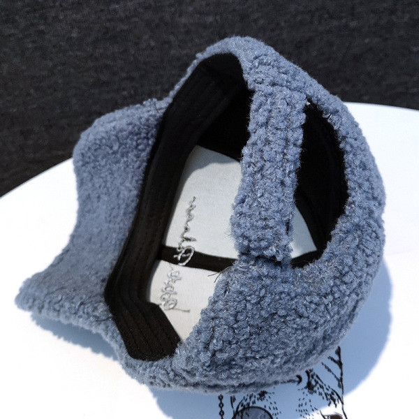 Téli női kalap hímzéssel