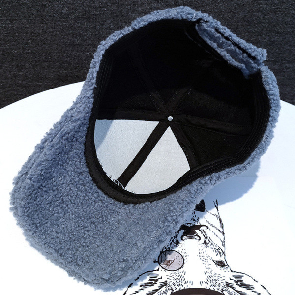 Téli női kalap hímzéssel