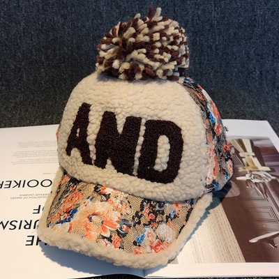 Modern női sapka virágmintával és napellenzővel