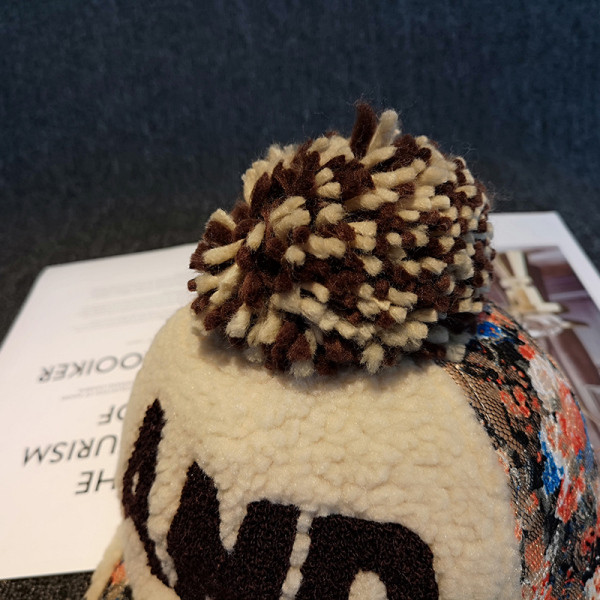 Modern női sapka virágmintával és napellenzővel