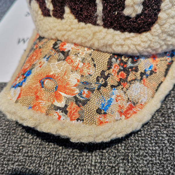 Modern női sapka virágmintával és napellenzővel