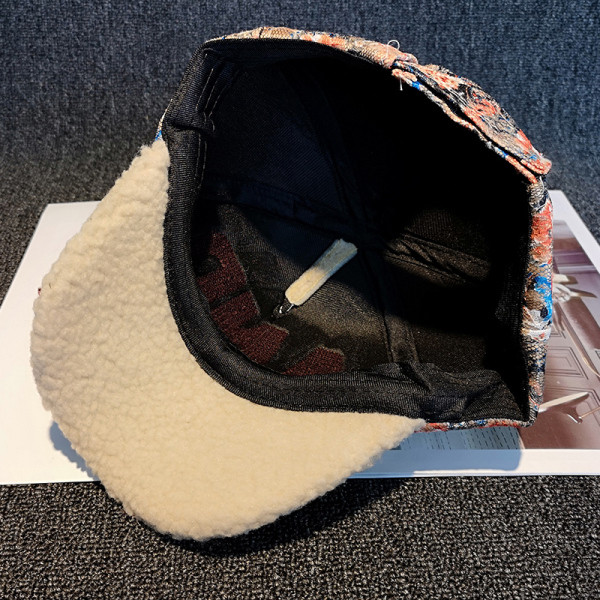 Modern női sapka virágmintával és napellenzővel