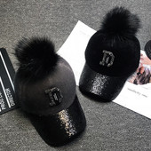 Modern női sapka pomponnal és fényes motívummal